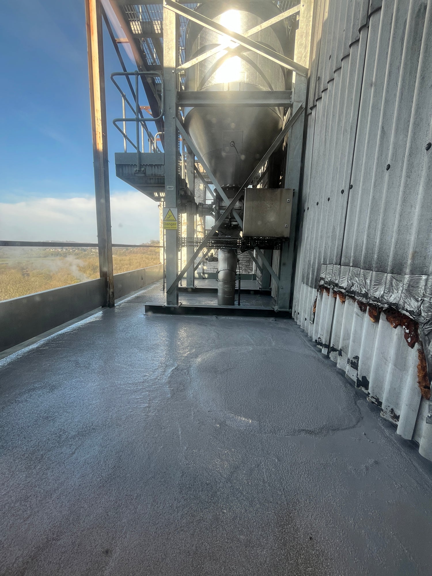 anti-slip epoxy floor with metal structure external